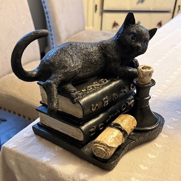 Ashland Black Cat Figurine on Books with Candle - Picture 3 of 3